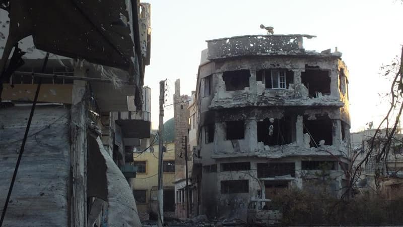 Immeubles détruits à Homs. La France s'est déclarée vendredi très préoccupée par les informations faisant état d'un nouveau massacre de civils imputé au régime syrien dans la région de Tremseh, estimant qu'il manifestait "une fuite en avant meurtrière". /