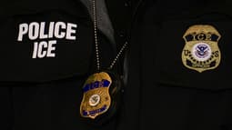 Un patch et un badge ICE sont visibles sur un agent du département de la Sécurité intérieure alors que le vice-président américain JD Vance s'exprime à Royalston Square, à Minneapolis, dans le Minnesota (États-Unis), le 22 janvier 2026.