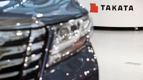 Le logo de l'équipementier automobile japonais Takata est visible à côté d'une voiture dans un showroom à Tokyo, le 23 juin 2017.