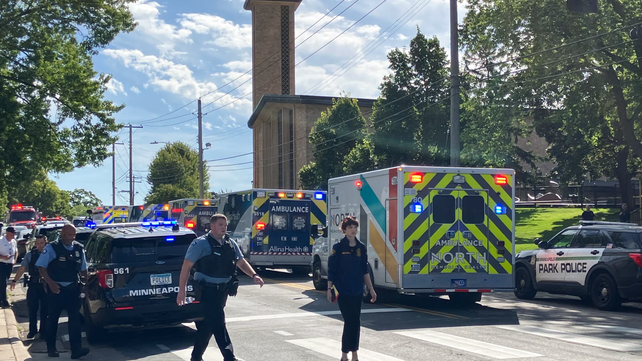 ÉTATS-UNIS: AU MOINS DEUX MORTS ET 17 BLESSÉS APRÈS UNE FUSILLADE DANS UNE ÉCOLE À MINNEAPOLIS