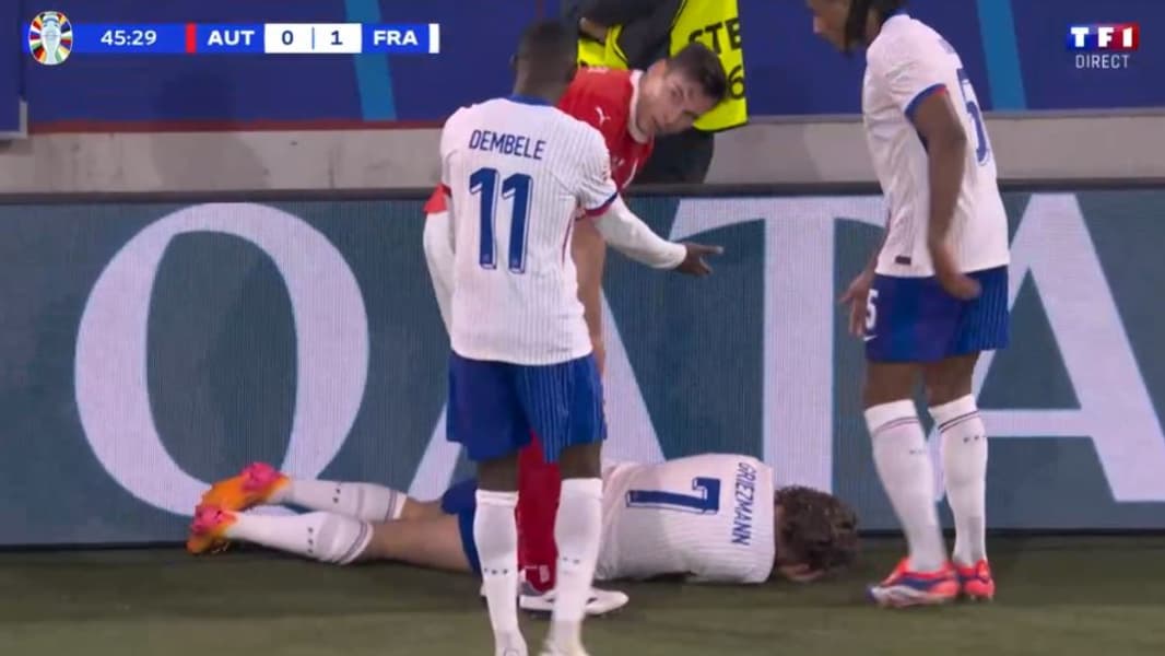 Franche-Autriche: les images de Griezmann avec le front en sang après un choc contre le panneau publicitaire, le 17/06/2024 Franche-Autriche: les images de Griezmann avec le front en sang après un choc contre le panneau publicitaire, le 17/06/2024