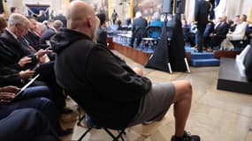 Le sénateur John Fetterman (D-PA) assiste à l'investiture de Donald J. Trump dans la rotonde du Capitole des États-Unis le 20 janvier 2025 à Washington, DC. 