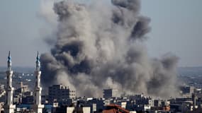 De la fumée s'élève après une attaque israélienne sur la ville de Gaza, vendredi 11 juillet 2014.