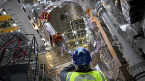 Un homme prenant une photo d'un module en cours d'assemblage dans le cadre du projet international de fusion nucléaire Iter à Saint-Paul-les-Durance (Bouches-du-Rhône), le 5 janvier 2023.