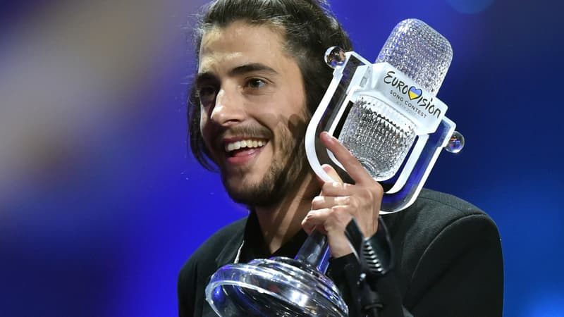 Salvador Sobral, l'heureux vainqueur de l'Eurovision 2017, reçoit son prix