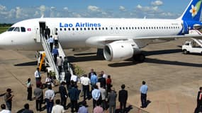 Passagers embarquant sur un vol Lao Airlines à l'aéroport de Vientiane, la capitale du Laos.