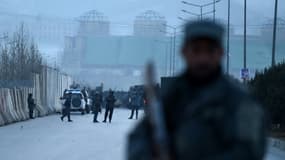 Des forces de sécurité afghanes bloquent une avenue après une double explosion, le 10 janvier 2017 à Kaboul