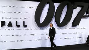 Daniel Craig, lors de la première de "Skyfall", à Berlin. Plus les années passent et plus les aventures sur grand écran de James Bond contiennent de scènes violentes, selon les conclusions d'une étude néo-zélandaise. /Photo prise le 30 octobre 2012/REUTER