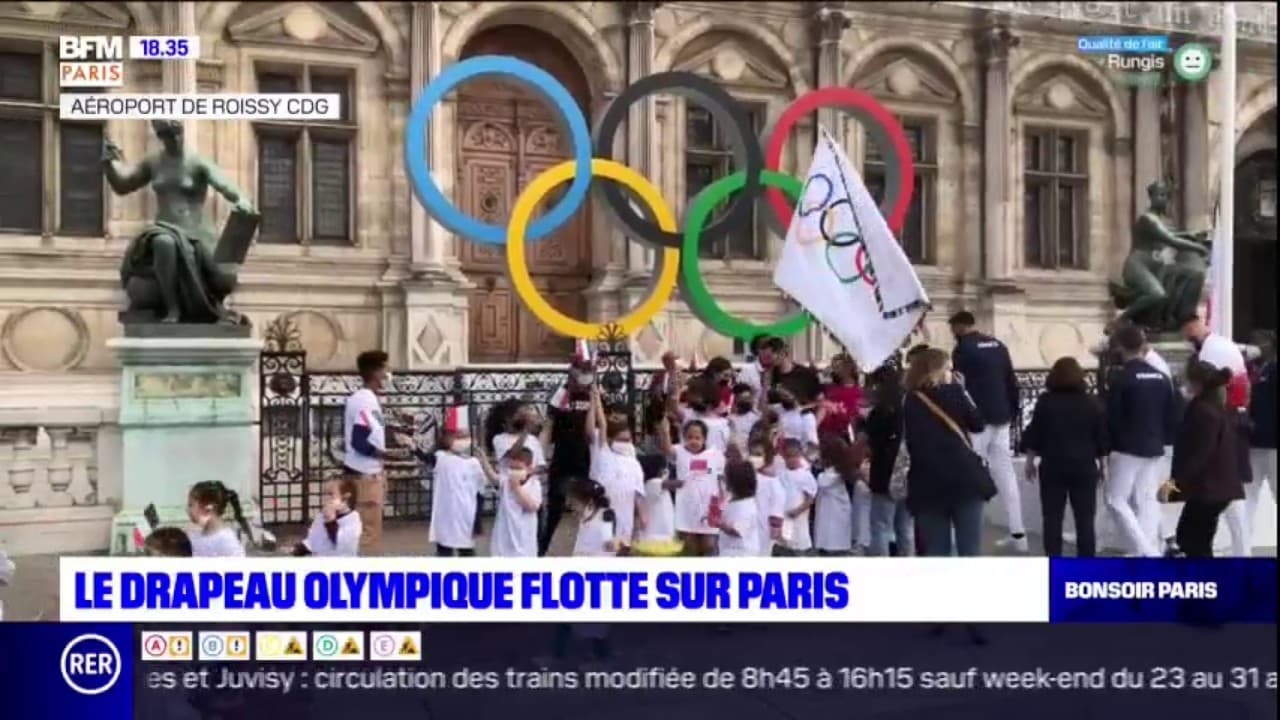 JO de Paris 2024: le drapeau olympique hissé sur le parvis de la mairie