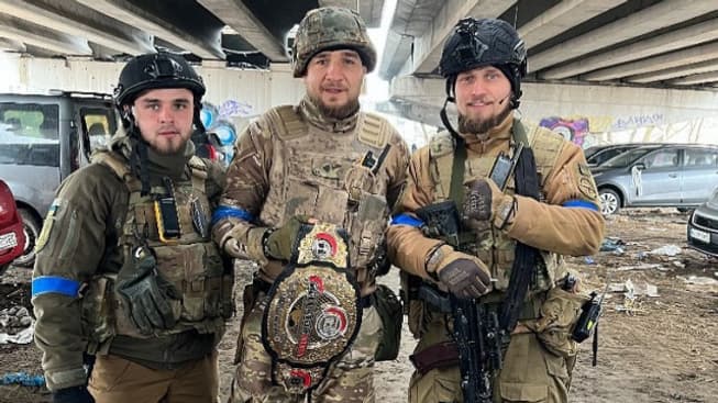 Yaroslav Amosov sur le front, ceinture en main
