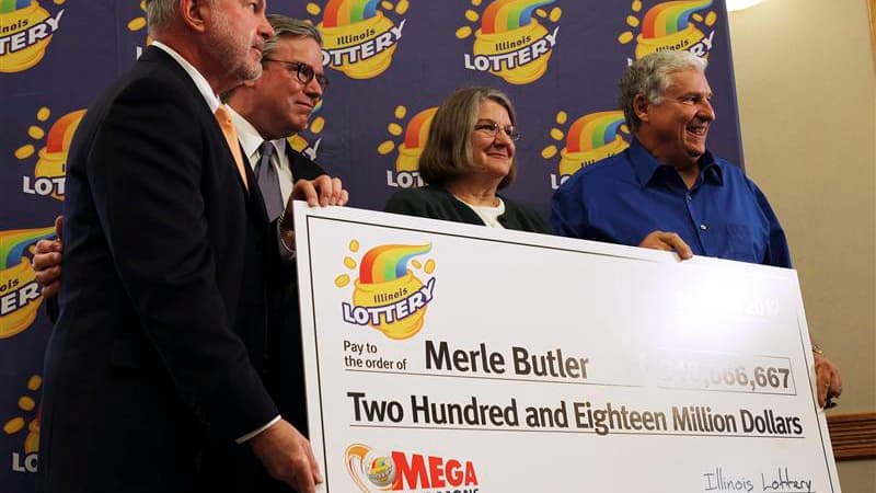 Merle Butler (à droite) et son épouse Patricia (au centre), un couple de retraités de l'Illinois, dans le centre-est des Etats-Unis, a coché l'une des trois grilles gagnantes de la super-loterie américaine Mega Millions de 656 millions de dollars tirée le