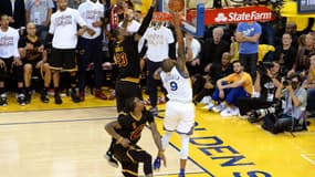 Les Cleveland Cavaliers ont placé l'image du bloc de James sur Iguodala devant le vestiaire des Warriors de Golden State dimanche (109-108).