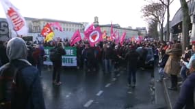 Une manifestation contre l'extrême droite, sur le boulevard de la Chapelle à Paris, le 5 décembre.