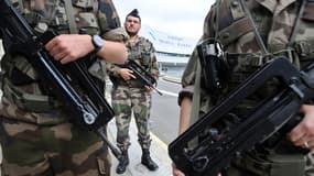 Une patrouille sur le parking de l'aéroport de Toulouse - Blagnac.