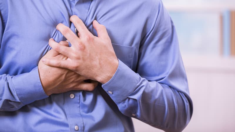 L’oppression thoracique prolongée est un signe majeur de l'infarctus du myocarde.