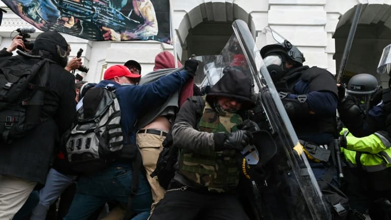 Policiers et manifestants pro-Trump lors de l'assaut du Capitole américain le 6 janvier 2021