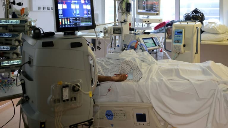 Un patient dans l'unité de soins intensifs du CHU de Saint-Pierre à la Réunion, le 30 juillet 2021