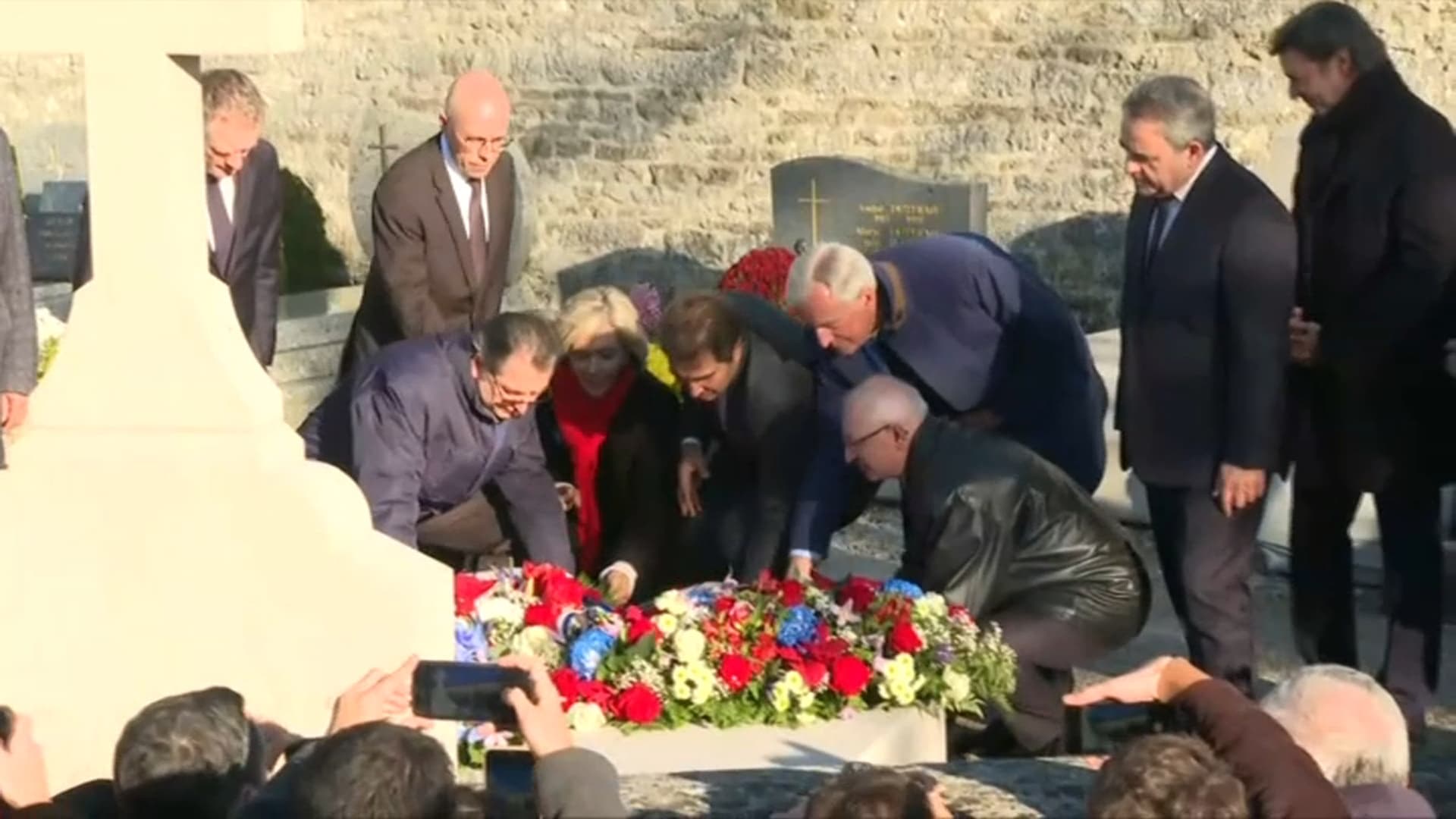 Les candidats au Congrès LR déposent une gerbe commune sur la tombe de de Gaulle. Les candidats au Congrès LR déposent une gerbe commune sur la tombe de de Gaulle.