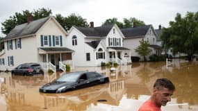 Des inondations ont frappé la ville de Helmetta, dans le New Jersey, avec le passage de la tempête Henri, dimanche 22 août 2021