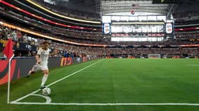 Luka Modric tire un corner dans l'AT&T Stadium d'Arlington à Dallas lors du match de préparation Barça-Real (3-0), le 29 juillet dernier