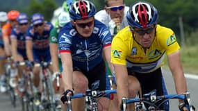 Floyd Landis derrière un Lance Armstrong en jaune