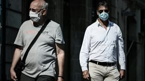 Des piétons portent un masque de protection pour se protéger du coronavirus, à Bordeaux, le 14 septembre 2020