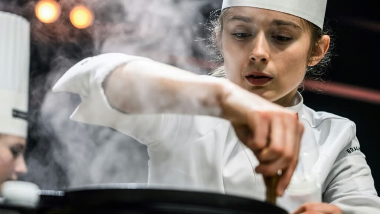 La seule cheffe française Naïs Pirollet lors du concours de cuisine Bocuse d'Or 2023 au SIRHA à Chassieu près de Lyon, le 23 janvier 2023.