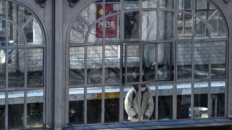 Une femme attendant le métro à Paris, le 27 mars 2020.