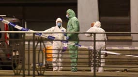 Des policiers belges du service médico-légal recherchent des preuves dans une rue après que deux personnes ont été tuées lors d'une fusillade à Bruxelles, le 16 octobre 2023 au soir, par un suspect en fuite, a indiqué le parquet de la capitale belge. Le tireur présumé vêtu d'une veste orange fluo a fui les lieux après avoir utilisé un fusil automatique, selon une vidéo partagée par le journal flamand Het Laatste Nieuws. Une porte-parole du bureau du procureur a déclaré qu'une enquête avait été ouverte, mais n'a pas émis d'hypothèse sur les motivations du tireur.
