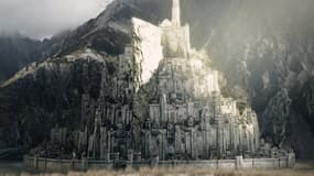 Dans la saga du Seigneur des Anneaux, J.R.R. Tolkien décrit avec forces détails la fière cité de Minas Tirith taillé dans la roche. 