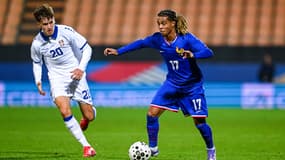 Saïmon Bouabré avec l'équipe de France des moins de 20 ans contre la Norvège au Mondial U20, le 13 octobre 2025