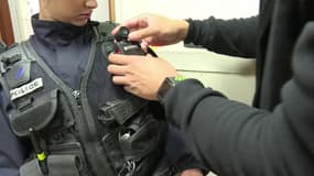 Installation d'une caméra-piéton sur l'uniforme d'un policier.