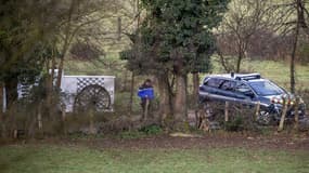 Cette photographie prise à Villefranche-de-Rouergue, dans le sud-ouest de la France, le 7 février 2025, montre un gendarme français stationné à l'entrée de la maison d'un couple de Britanniques, âgés d'une soixantaine d'années, retrouvés morts le 6 février 2025.