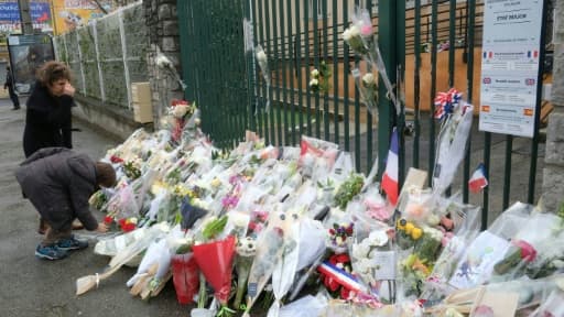Des fleurs et messages de solidarité déposés, le 25 mars 2018, devant la gendarmerie de Carcassonne en hommage au lieutenant-colonel Arnaud Beltrame, mort sous les balles du tueur jihadiste de l'Aude après s'être substitué à une otage Des fleurs et messages de solidarité déposés, le 25 mars 2018, devant la gendarmerie de Carcassonne en hommage au lieutenant-colonel Arnaud Beltrame, mort sous les balles du tueur jihadiste de l'Aude après s'être substitué à une otage