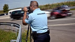 Un gendarme contrôlant la vitesse sur une route. (Photo d'illustration)
