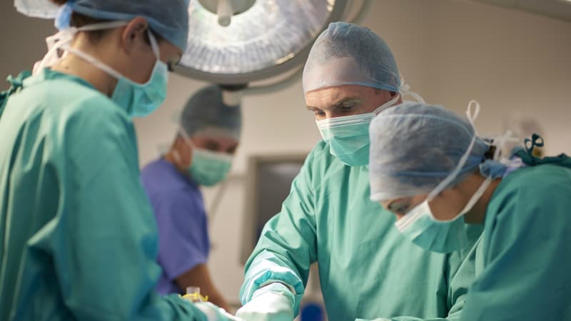 Des médecins en pleine opération chirurgicale.