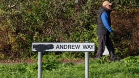 Un panneau indiquant une rue initialement nommée en l'honneur de l'ancien prince Andrew, dont le titre de "prince" a été noirci, à Carrickfergus, en Irlande du Nord, le 25 novembre 2025.