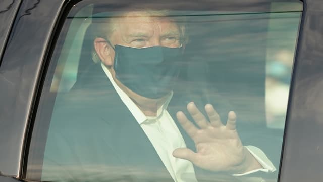 Donald Trump lors de son éphémère sortie de l'hôpital.