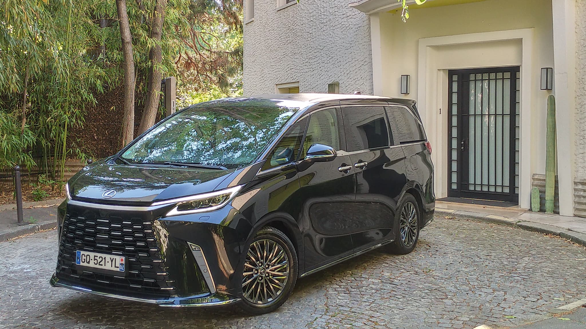 Le Lexus LM350h.