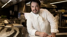 Le chef français Jean-François Piège dans les cuisnes du "Le Grand restaurant", le 4 mai 2023 à Paris