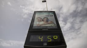 Un thermomètre de rue affichant 45 °C à Cordoue, Andalousie, le 8 août 2023. 