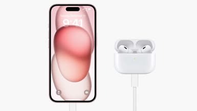 L'iPhone 15 d'Apple rechargeant des AirPods Pro