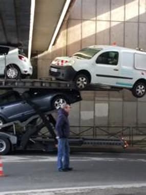 Hauts-de-Seine : un camion trop haut passe sous un pont à Vanves - Témoins BFMTV