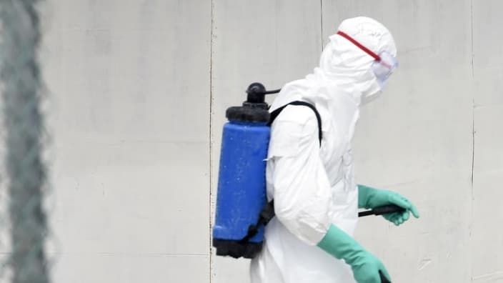 Un travailleur de santé portant une combinaison de protection contre Ebola à Monrovia, au Liberia, le 2 octobre 2014. 