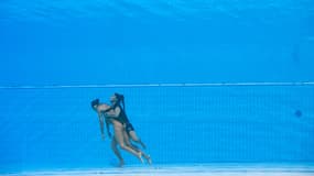 Andrea Fuentes porte secours à sa nageuse Anita Alvarez, victime d'un malaise dans l'eau, lors des Mondiaux 2022 de natation à Budapest