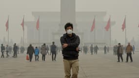 Un touriste chinois sur la place Tiananmen à Pékin, le 26 février 2014.