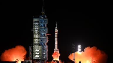 Une fusée porteuse Longue Marche-2F, transportant le vaisseau spatial Shenzhou-15 avec trois astronautes vers la station spatiale chinoise Tiangong, décolle du Centre de lancement de satellites de Jiuquan, dans la province du Gansu (nord-ouest de la Chine), le 29 novembre 2022.