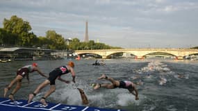 Epreuves de triathlon dans la Seine au centre de Paris lors des "test-events" le 18 août 2023