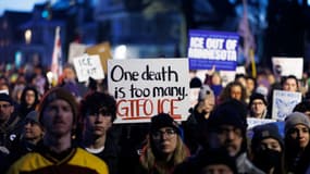 Des personnes manifestent contre l'ICE lors d'une veillée sur le lieu où une femme a été abattue par un agent d'immigration plus tôt dans la journée à Minneapolis, dans le Minnesota, le 7 janvier 2026.