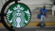 Le logo de Starbucks s'affiche sur le supermarché YEET! de Caracas, le 23 décembre 2021